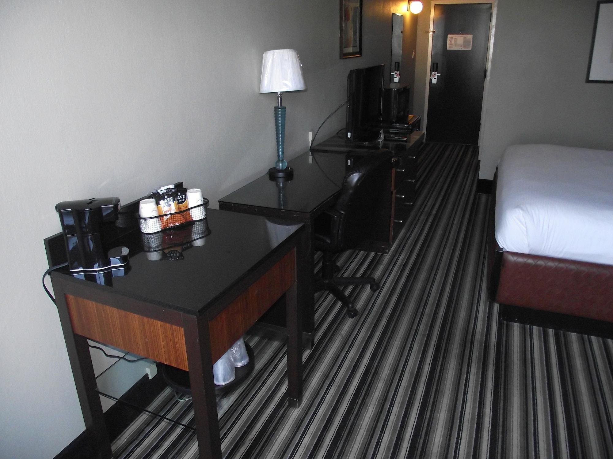 Travelodge By Wyndham Airport/graceland Hotel